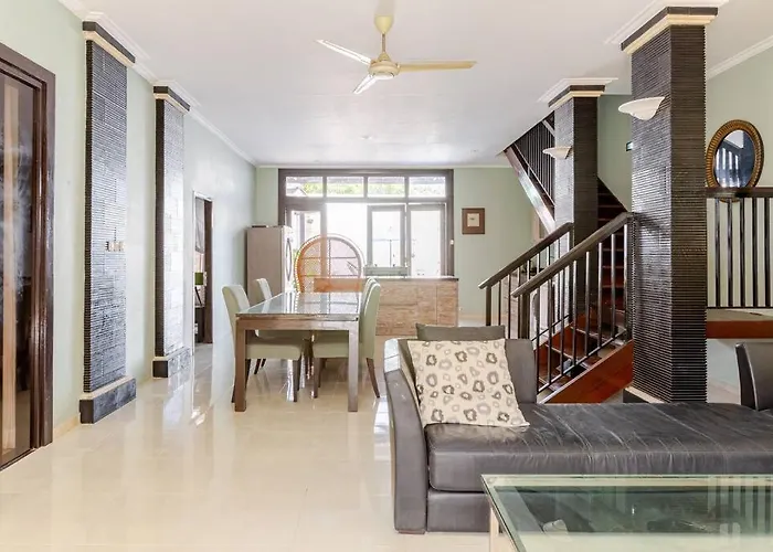 3 Bedroom Near The Sea With Private Pool In ヴィラ