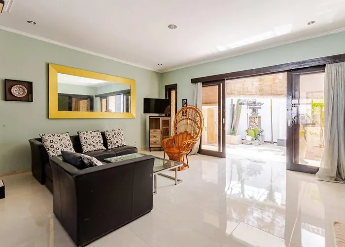 3 Bedroom Near The Sea With Private Pool In チャングー